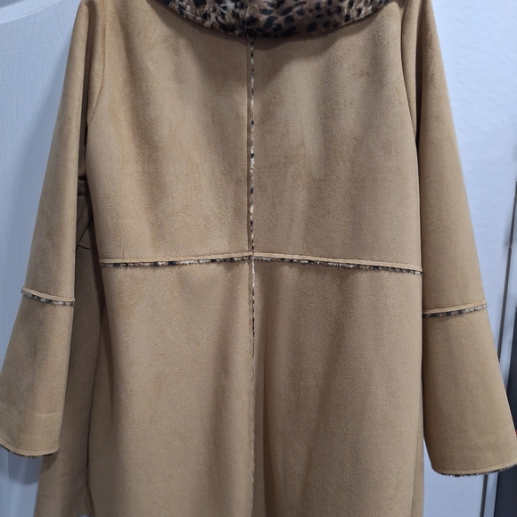 Coldwater Creek Woman’s Snow Leopard Coat Size xl, brand new tag still attached, - Picture 3 of 8